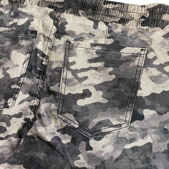 Spanx Camo Cargo Jogger Pants Size Small NWT - Picture 4 of 16